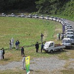 軽トラに丸太を積んで集まる参加者（鳥取県智頭町）