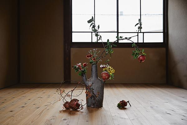 柘榴、小菊、石蕗（ツワブキ）、野菊、ツルウメモドキ