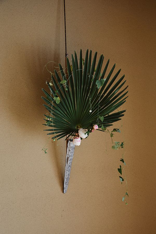 花材:棕櫚　山茶花　雀うり