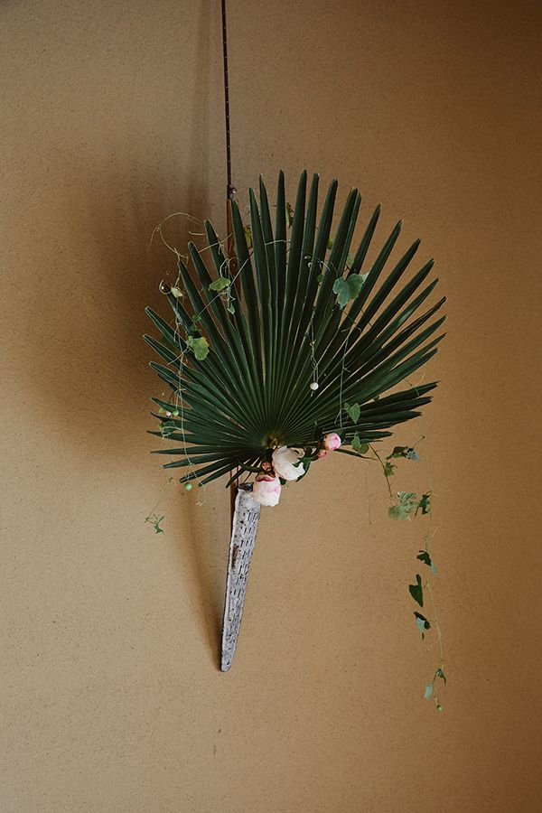 花材:棕櫚　山茶花　雀うり