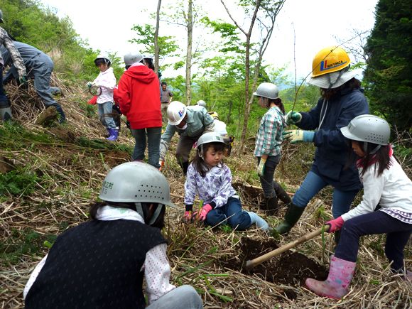 福岡市内の子どもたちが植林をする様子。筑後川下流にて