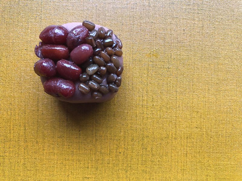 風味の濃い在来種の小豆の練り切りの上に、大粒の能登大納言とヤブツルアズキの鹿の子。来年もますます採れますようにと、枡に見立てて。