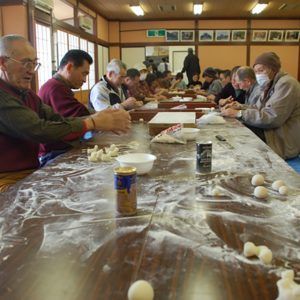 海の男達のゴツい手から可愛らしい「犬の子」が瞬く間に現れるのが不思議。