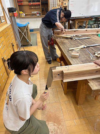 中村武司棟梁のレクチャーを受け、墨付け、刻み、木作りに挑戦