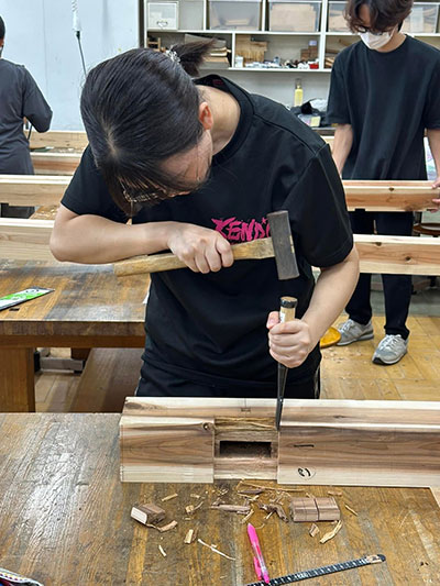 中村武司棟梁のレクチャーを受け、墨付け、刻み、木作りに挑戦