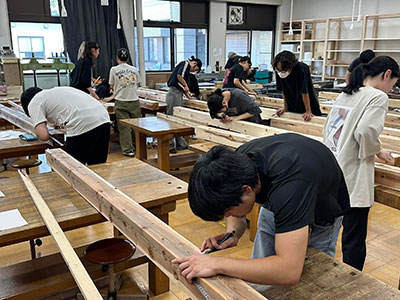 中村武司棟梁のレクチャーを受け、墨付け、刻み、木作りに挑戦