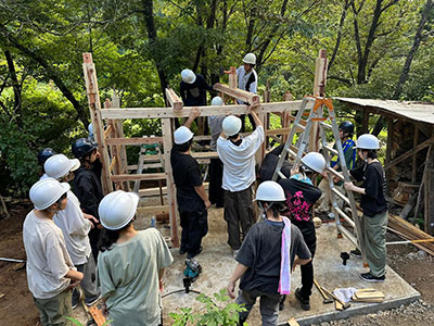 現場で建て方作業