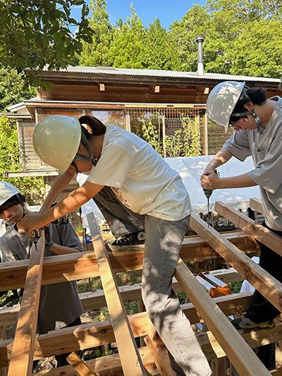 現場で建て方作業