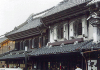 川越の店蔵。重厚な土蔵造り 川越の店蔵。重厚な土蔵造り