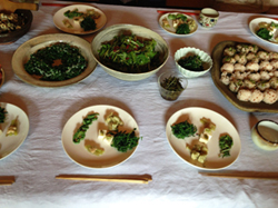 さっきまで野に生えていた野草が美しいお料理に変身 さっきまで野に生えていた野草が美しいお料理に変身