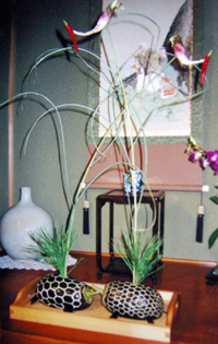 祭前日に、当日の直会の場に置く鶴と亀を制作する。 祭前日に、当日の直会の場に置く鶴と亀を制作する。