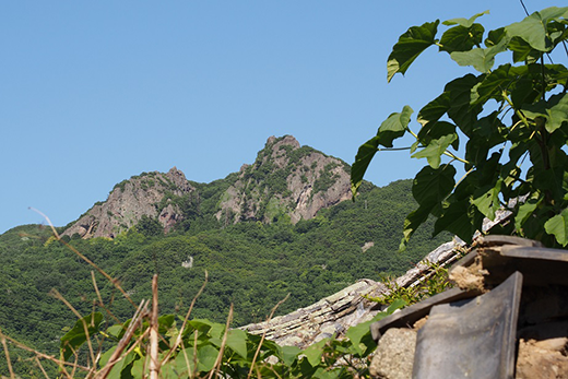 地域の人の心の拠り所である洞雲山（どううんざん）