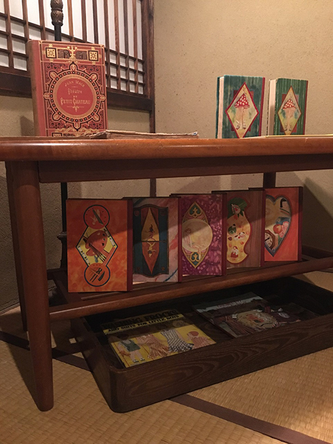 『日本児童文庫』の展示。上段右、二冊のうち左側は中川さんの作品。