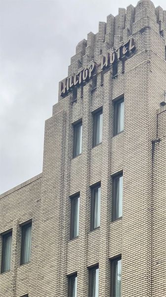 市場のあとに通りがかった現在休業中の山の上ホテル。