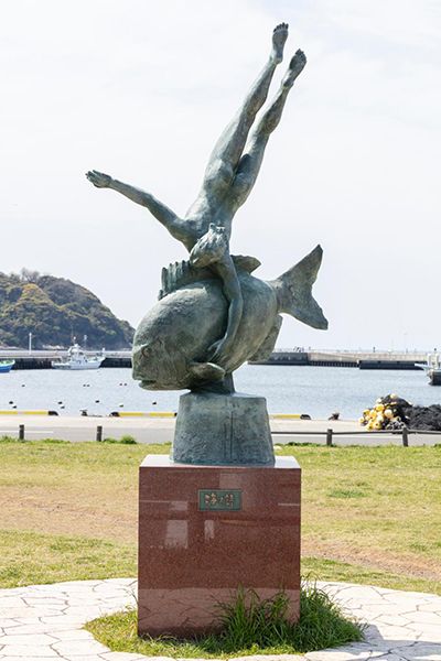 藤沢市アートスペース 高校生と一緒に野外彫刻を きれいに磨きます! - まちの彫刻 ピカピカプロジェクト -