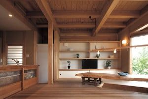 柱梁、天井や床、至るところに愛媛県産の木材が使われている。造作棚や家具、キッチンの収納は自社の内子大工による手づくり。