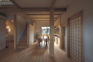 柱も建具もすべて国産材を使用。大黒柱は檜の８寸。