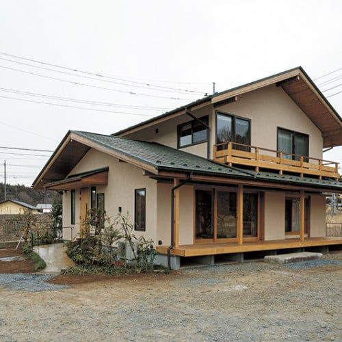 自然素材を生かし 職人の手仕事が宿る家