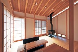 キッチンからの全景。薪ストーブは、針葉樹を燃やせるダッチウエストのもの。床と天井には、40mm厚の断熱材「パーフェクトバリア」を施工。　