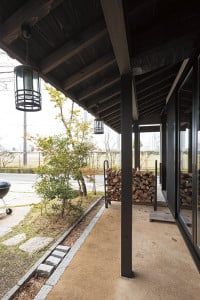 住まいと庭をつなぐ軒下空間。薪のストックを置くなど有効活用している。