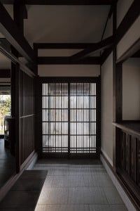 住まいと庭をつなぐ軒下空間。薪のストックを置くなど有効活用している。