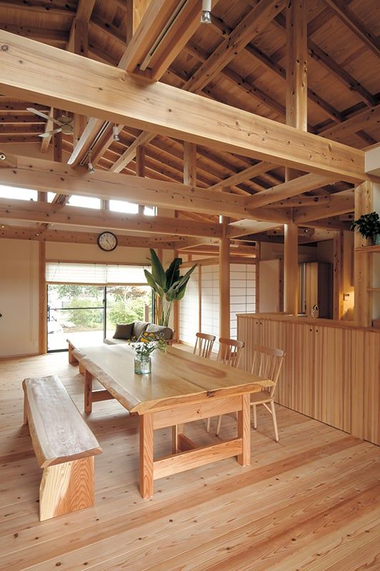 杉のテーブルとベンチは、この家に合わせて秋田県の製材屋につくってもらったもの。