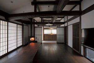 広いリビングには薪ストーブを設置。冬は毎日火を入れる。薪はストーブ屋さんから丸太を購入し、庭で薪割りをしている。
