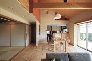 廊下も和室も空間の一部として使え るので、開放的に暮らすことができる。 天井は低めにした。
