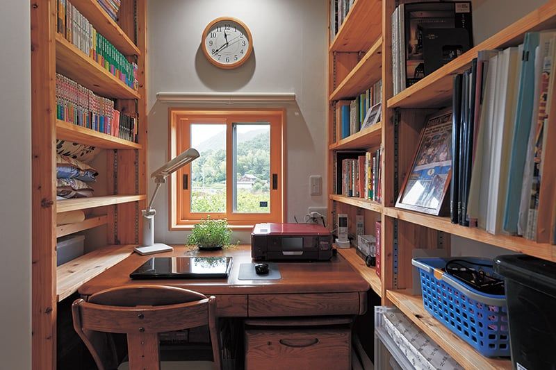 机の高さに合わせて窓、本棚を造作。