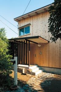 玄関の庇は屋根とデザインを揃えた。