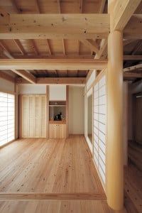 LDK に隣接する客間。右の鏡と仏壇の扉や枠は佐野さんの計らいで前の家から移設。