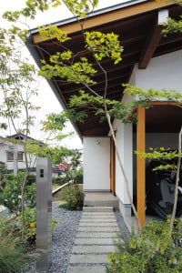 深い軒があり、雨でも駐車場から玄関へ濡れずに行ける。駐車場奥には勝手口も。保育園の帰り、子どもを連れて荷物が多くても便利。