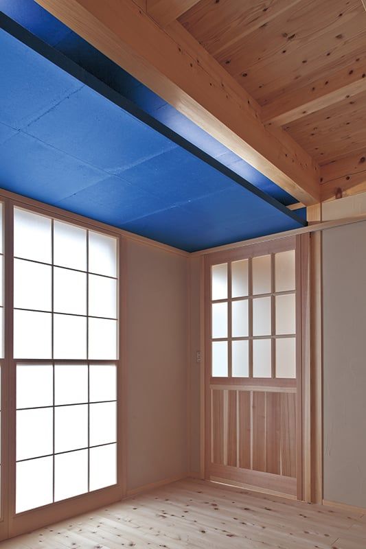 1階和室は青い和紙と間接照明がアクセントに。