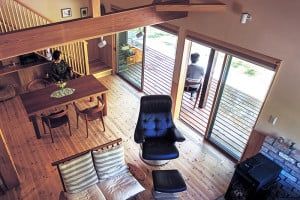 :玄関土間と一体のリビング。