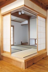 和室は障子を閉めると客室に。吊り押入の下に地窓があり明るい。木が好きで使う木の種類を多くという奥さんのリクエストにより、ここと床の間はケヤキの一枚板を張った。