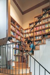 階段の本棚は時に子どもたちの読書スペースに。