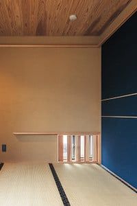 和室は同じ土壁でも切り返し仕上げで上品に。襖には土佐和紙を使用。