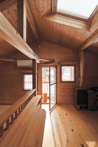 階段を上がると多目的スペース。入居当初は娘さんの部屋だったが、今はご主人のオーディオコーナーに。