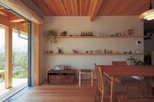 漆喰壁をバックにした造作棚には、北欧好きの夫妻が集めた小物が飾られている。