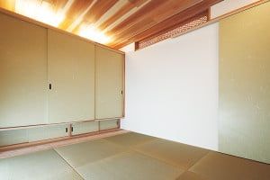 １階和室。和紙の襖紙と杉の天井、漆喰壁。日本古来の伝統的な素材を生かした。