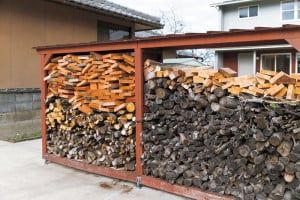 薪棚。薪集めはご主人が担当。仲間をつくって集めることが薪集めの秘訣だとか。