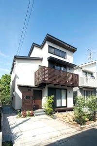 階のハイサイドライトが3 階建てにも見える池田邸。