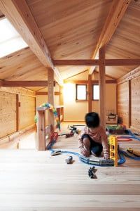 ロフトは子どもたちの遊びの空間。天窓から光が入る。