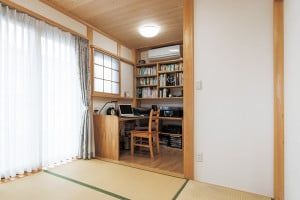 和室の一角には２畳の書斎を設けた。