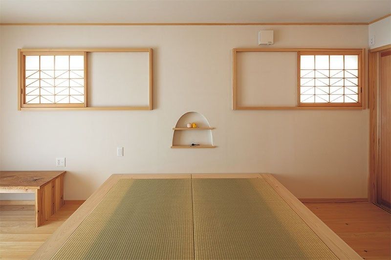 寝室の畳ベッドは藁床が厚い特注品。可愛らしい棚のフォルムは大工のアイデア。