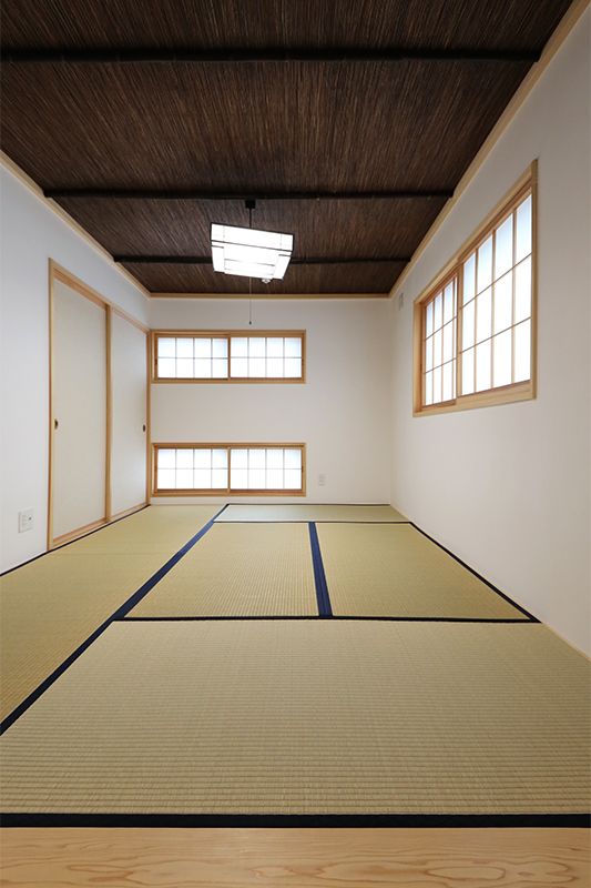 和室の天井は葭と黒竹で仕上げ、格調高い空間に。