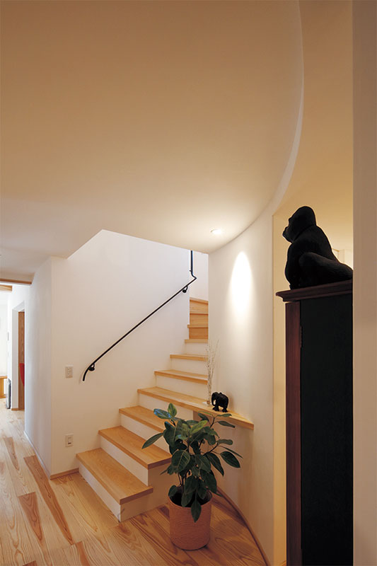 階段の手すりは、アイアン作家・松岡信夫さんの作。住まいの各所に配されたアイアンが、空間をキリリと引き締める。
