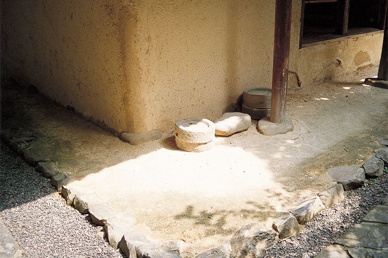 塗り壁の四季「消えゆくたたき土間」