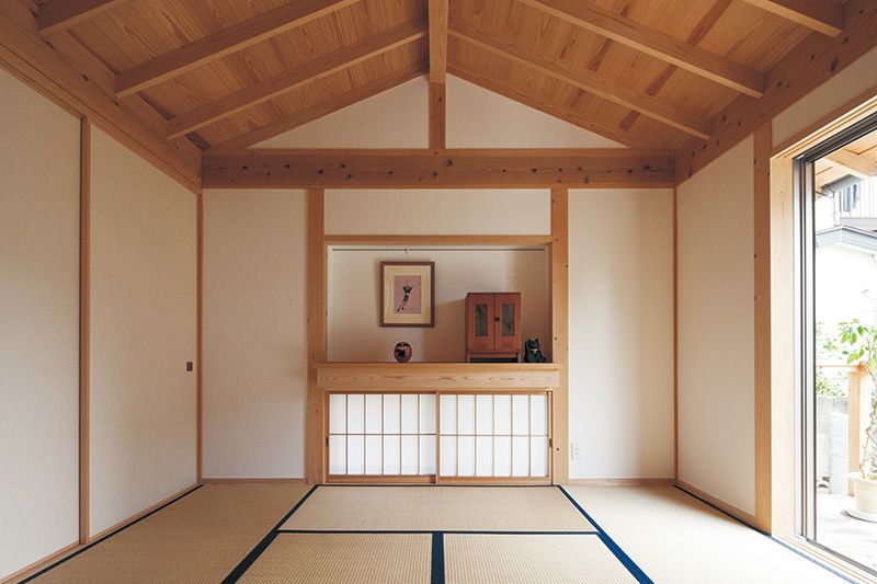 寝室として使う和室。仏壇は小さいものに替えた。