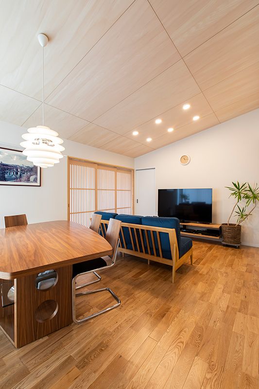 LDKは天井も高く開放的。来客時には家具を移動させてさらに広く使うことも。